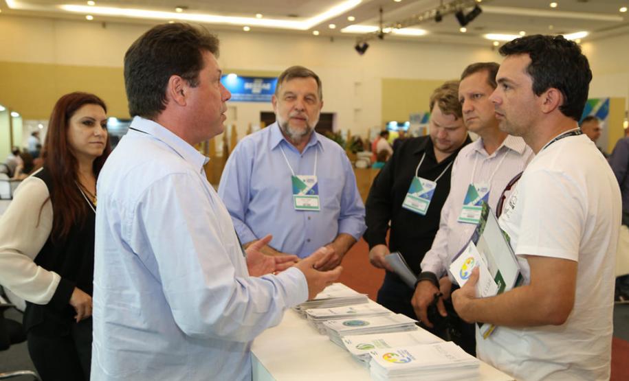 A Secretaria Especial para Assuntos Estratégicos participou do Encontro de Prefeitas e Prefeitos Eleitos do Paraná: Gestão 2017 ? 2020 e apresentou as ações que podem ser aplicadas nos municípios. Aproximadamente 100 municípios demonstraram interesse no programa de Cidadania Digital, que tem o objetivo de promover inclusão e a emancipação digital em todo o Estado, através de dois projetos: Espaço Cidadão e Rede399. Foz do Iguaçu, 02/12/2016