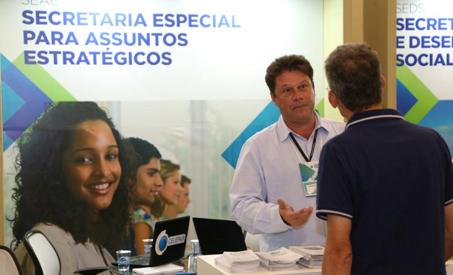 A Secretaria Especial para Assuntos Estratégicos participou do Encontro de Prefeitas e Prefeitos Eleitos do Paraná: Gestão 2017 ? 2020 e apresentou as ações que podem ser aplicadas nos municípios. Aproximadamente 100 municípios demonstraram interesse no programa de Cidadania Digital, que tem o objetivo de promover inclusão e a emancipação digital em todo o Estado, através de dois projetos: Espaço Cidadão e Rede399. Foz do Iguaçu, 02/12/2016.