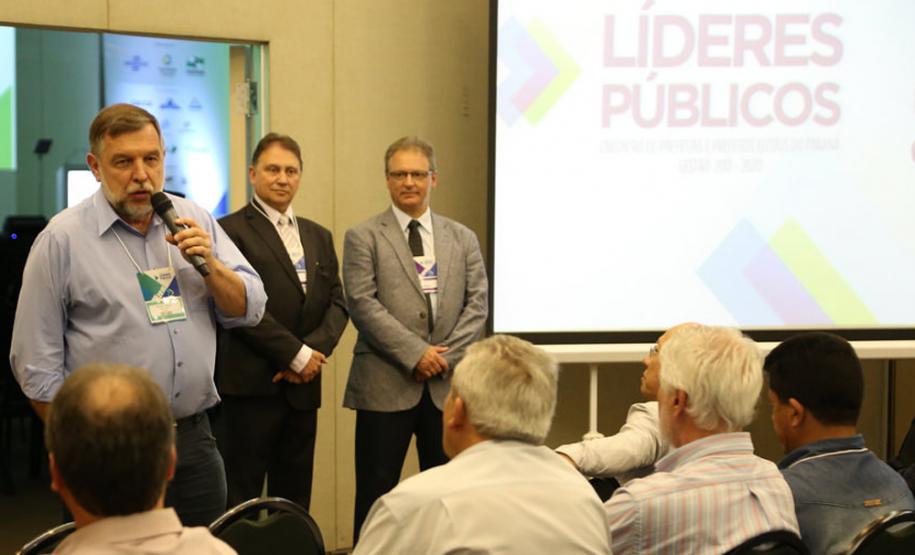 A Secretaria Especial para Assuntos Estratégicos participou do Encontro de Prefeitas e Prefeitos Eleitos do Paraná: Gestão 2017 ? 2020 e apresentou as ações que podem ser aplicadas nos municípios. Aproximadamente 100 municípios demonstraram interesse no programa de Cidadania Digital, que tem o objetivo de promover inclusão e a emancipação digital em todo o Estado, através de dois projetos: Espaço Cidadão e Rede399. Foz do Iguaçu, 02/12/2016