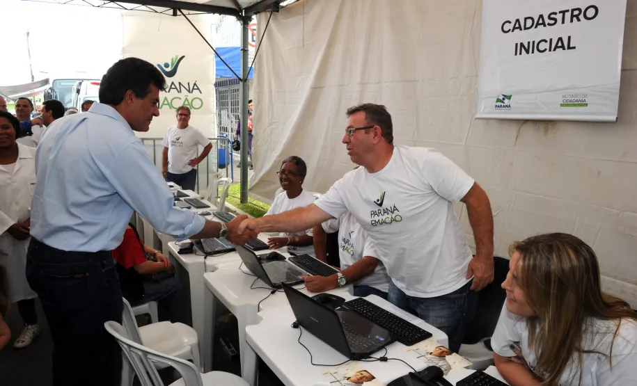 Governador entrega viaturas e anuncia investimentos em saúde O governador Beto Richa visita a central de cadastro que é administrada pela Celepar