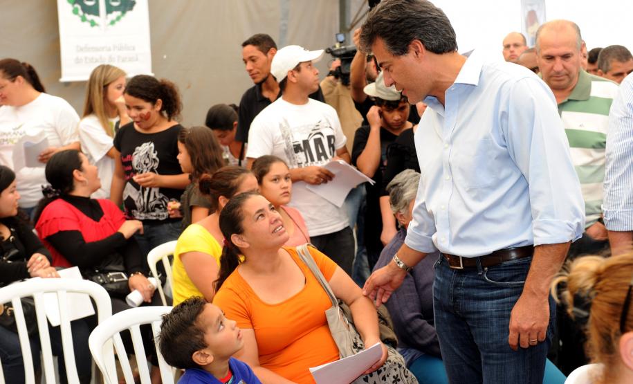 Governador Beto Richa acompanhado pelo secertário Chefe de Gabinete, Deonilson Roldo, secretário de Segurança Pública, Cid Vasques, secretário de Relações com a Comunidade, Ubirajara Schreiber, vice-prefeito de São José dos Pinhais, Antonio Benedito Fenelon, comandante geral da Policia Militar, Cel