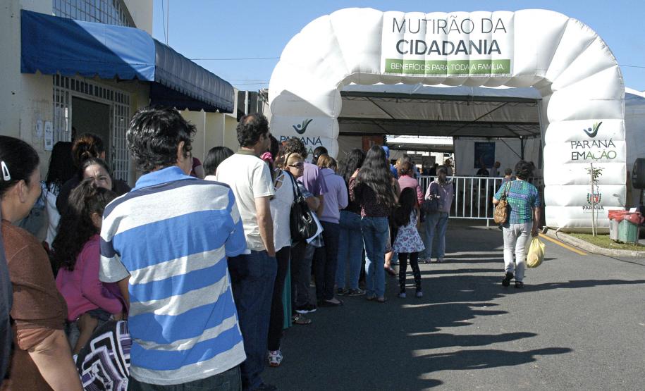 O governo do Estado do Paraná, através da Secretaria Especial de Relações com a Comunidade, em parceria com outras secretarias do Estado e a Prefeitura Municipal de São José dos Pinhais, deram inicio nesta sexta feira (22) ao programa Mutirão da Cidadania - Paraná em Ação 2013. O evento acontece na Administração Regional da Borda do Campo