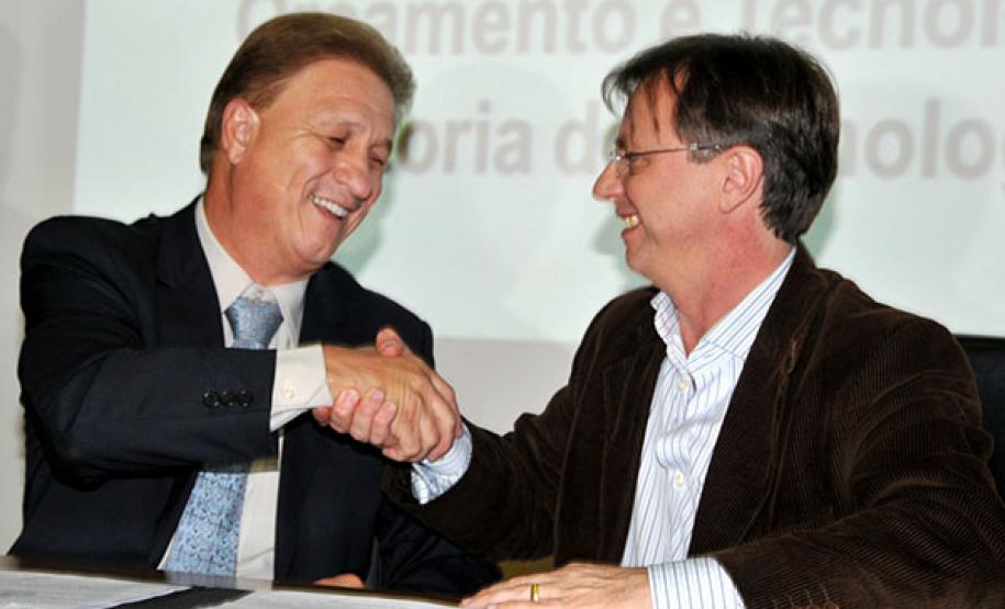 O prefeito de Londrina, Alexandre Kireeff, assinou juntamente com o presidente da Companhia de Tecnologia da Informação e Comunicação do Paraná (Celepar), Jacson Carvalho Leite, o acordo de cooperação técnica para elaboração conjunta do Plano Estratégico de Tecnologia da Informação e Comunicação (Petic). A solenidade foi realizada no auditório do Instituto Agronômico do Paraná (Iapar)