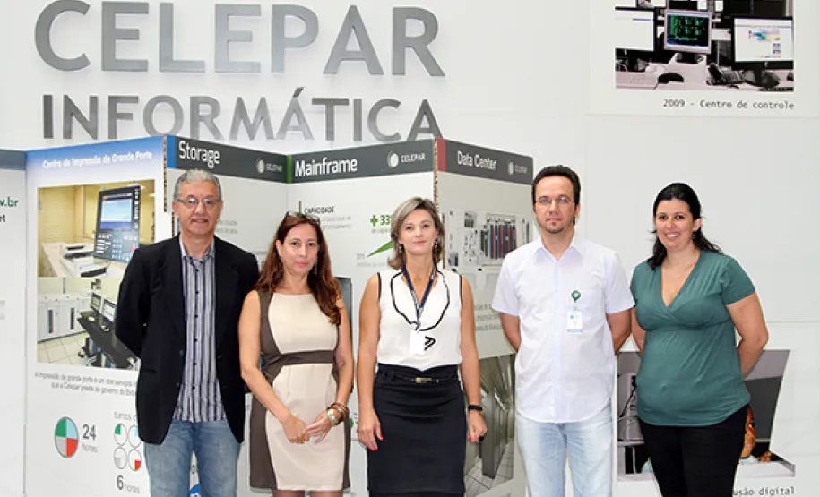 Celepar implanta o Sistema de Medidas Socioeducativas na Secretaria da Família A equipe da Celepar: Gilmar Tesserolli, Marcia Vojciechowski, Debora Ruedell, Cristiano Alcantara e Leticia Reveline, da Secretária da Família e Desenvolvimento Social