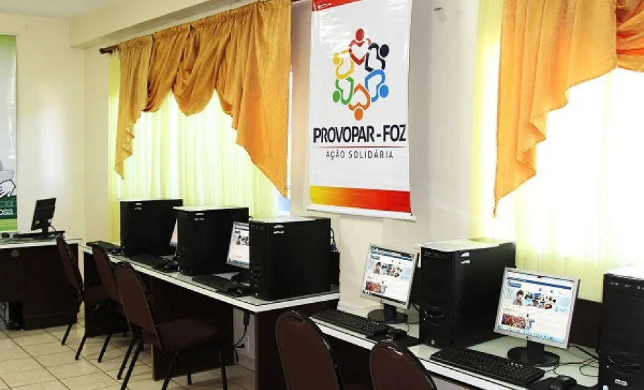 Prefeitura de Foz do Iguaçu e Celepar lançam oficialmente o projeto Inclusão Social da Pessoa Idosa Laboratório de informática do Centro de Convivência do Idoso