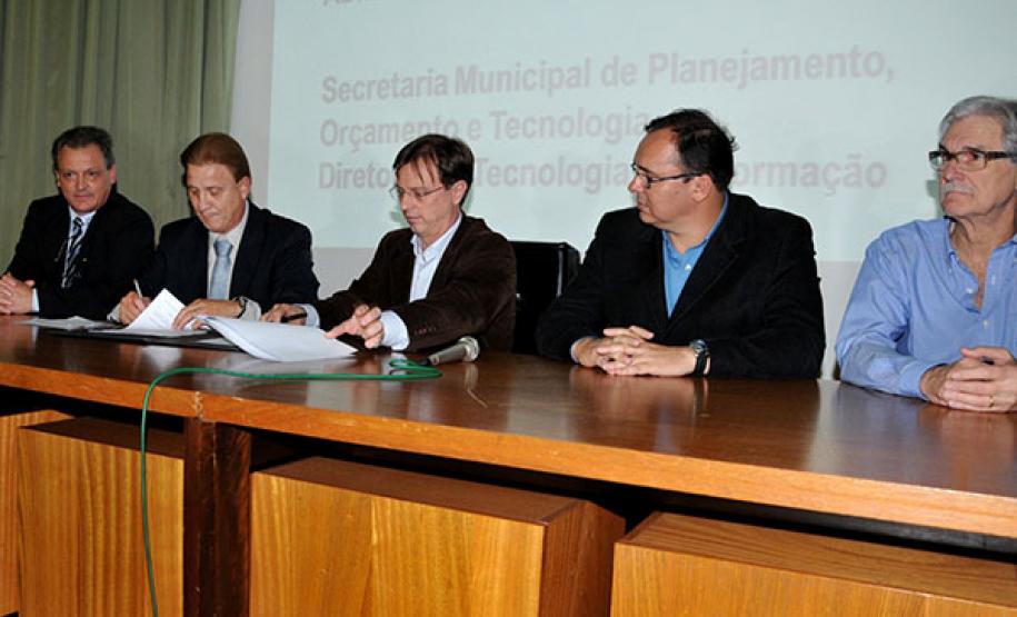O diretor de Operações da Celepar, Luiz Fernando Ortoloni; o presidente da Celepar, Jacson Carvalho Leite; o prefeito de Londrina, Alexandre Kireeff; o vice-prefeito Guto Belusci e o secretário de Planejamento, Orçamento e Tecnologia, Daniel Pelisson, na cerimônia de assinatura do acordo de cooperação entre a Celepar e a Prefeitura de Londrina