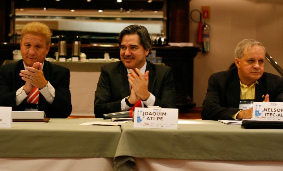 Participantes da 117ª Reunião Ordinária do Conselho das Associadas da Associação Brasileira de Entidades Estaduais de Tecnologia da Informação e Comunicação (Abep) em Curitiba/PR, nos dias 09 e 10 de fevereiro de 2012