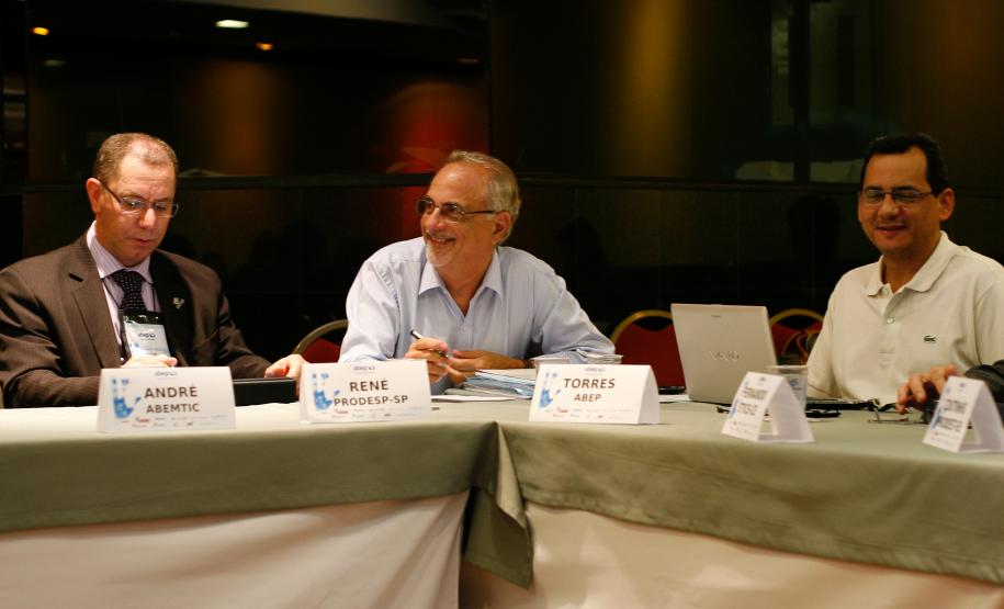 Participantes da 117ª Reunião Ordinária do Conselho das Associadas da Associação Brasileira de Entidades Estaduais de Tecnologia da Informação e Comunicação (Abep) em Curitiba/PR, nos dias 09 e 10 de fevereiro de 2012