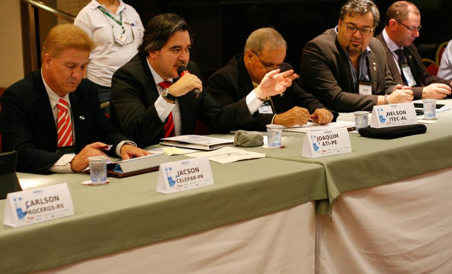 O presidente do Conselho de Associadas, Joaquim José Fernandes da Costa Junior e demais autoridades, na 117ª Reunião Ordinária do Conselho das Associadas da Associação Brasileira de Entidades Estaduais de Tecnologia da Informação e Comunicação (Abep) em Curitiba/PR, nos dias 09 e 10 de fevereiro de 2012