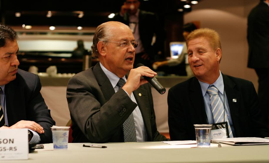 A esq. o secretário da Fazenda Luiz Carlos Hauly ao seu lado o diretor-presidente da Celepar, Jacson Carvalho Leite e presidente da diretoria do Conselho Fiscal da Associação Brasileira de Entidades Estaduais de Tecnologia da Informação e Comunicação (Abep)