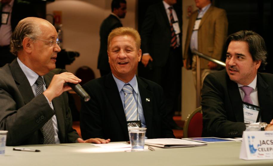 A esq. o secretário da Fazenda Luiz Carlos Hauly ao seu lado  o diretor-presidente da Celepar, Jacson Carvalho Leite e presidente da diretoria do Conselho Fiscal da Associação Brasileira de Entidades Estaduais de Tecnologia da Informação e Comunicação (Abep) e o presidente do Conselho de Associadas, Joaquim José Fernandes da Costa Junior