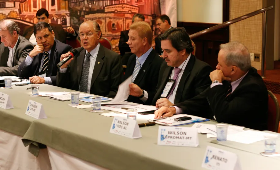 Evento nacional de informática pública discute modernização do Estado em Curitiba O secretário da Fazenda Luiz Carlos Hauly e demais autoridades, em seu discurso na 117ª Reunião Ordinária do Conselho das Associadas da Associação Brasileira de Entidades Estaduais de Tecnologia da Informação e Comunicação (Abep) em Curitiba/PR, nos dias 09 e 10 de fevereiro de 2012
