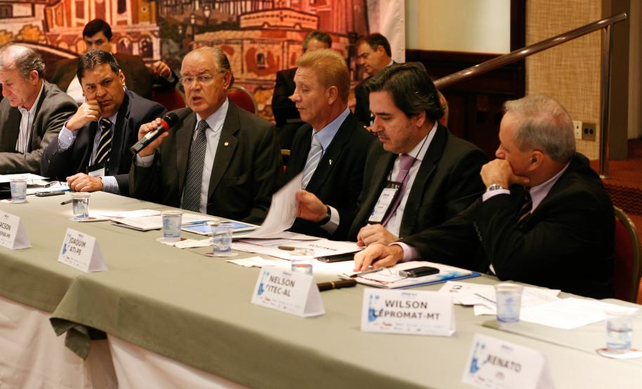 O secretário da Fazenda Luiz Carlos Hauly e demais autoridades, em seu discurso na 117ª Reunião Ordinária do Conselho das Associadas da Associação Brasileira de Entidades Estaduais de Tecnologia da Informação e Comunicação (Abep) em Curitiba/PR, nos dias 09 e 10 de fevereiro de 2012