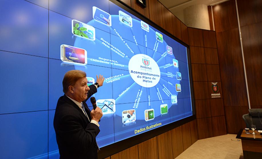 Servidores do Estado participam de palestra do pesquisador alemão Dr. Jörn Von Lucke, que aborda o tema de gestão aberta da administração. Na foto, Jacson Carvalho Leite, presidente da Celepar, durante palestra.
