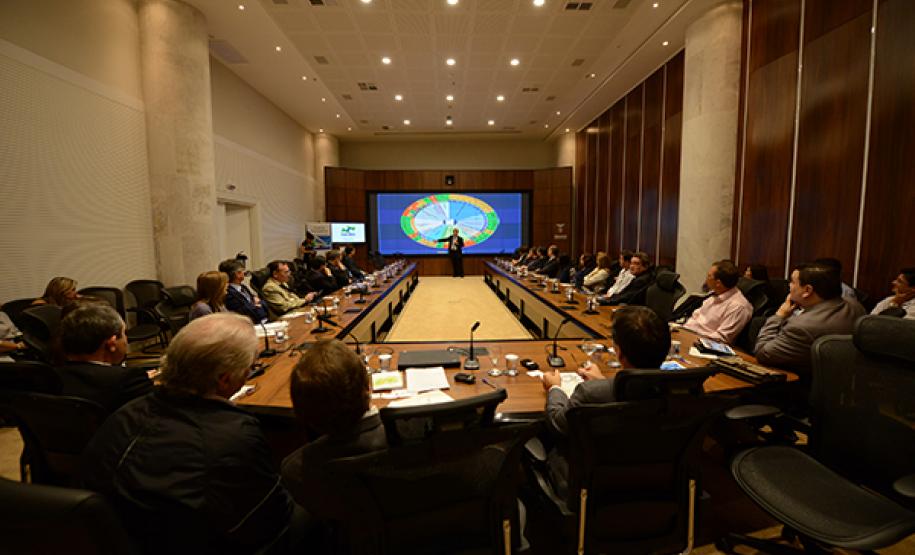Servidores do Estado participam de palestra do pesquisador alemão Dr. Jörn Von Lucke, que aborda o tema de gestão aberta da administração. Na foto, Jacson Carvalho Leite, presidente da Celepar, durante palestra.