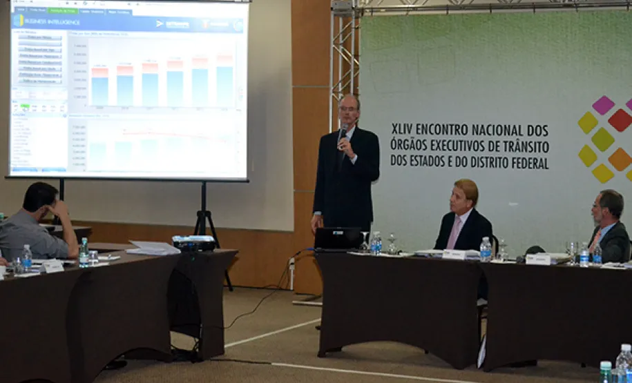 Fernando José Fendrich apresenta os cases de BI desenvolvidos pela Celepar para o Detran. O presidente Jacson Carvalho Leite e o diretor-geral do Detran, Marcos Traad, acompanham a apresentação