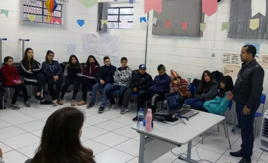 Empregado da Celepar ministra palestra sobre segurança no uso da internet para jovens