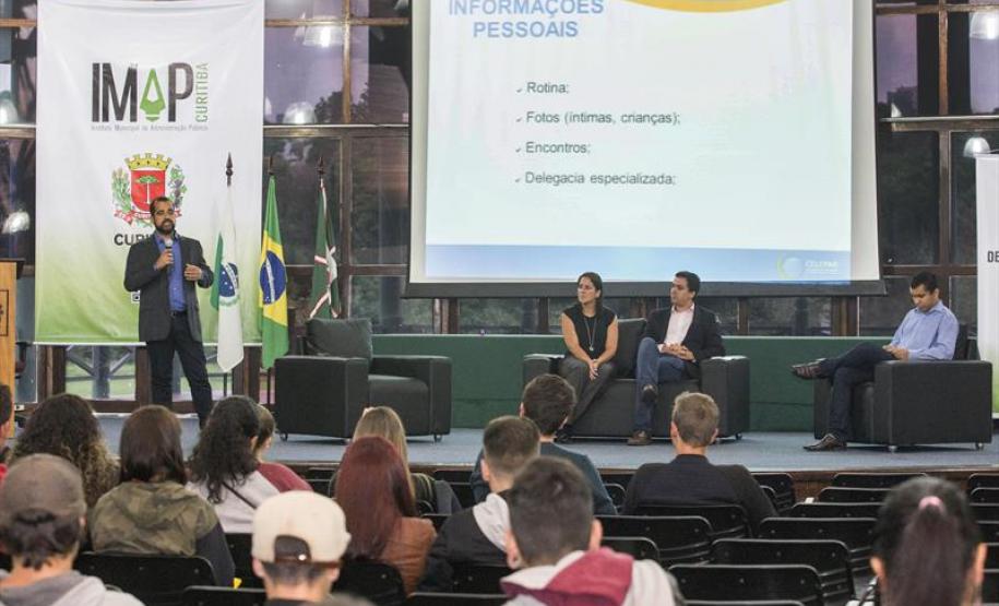 Palestra é ministrada por técnico da Celepar no 9º Encontro de Estagiários da Prefeitura de Curitiba