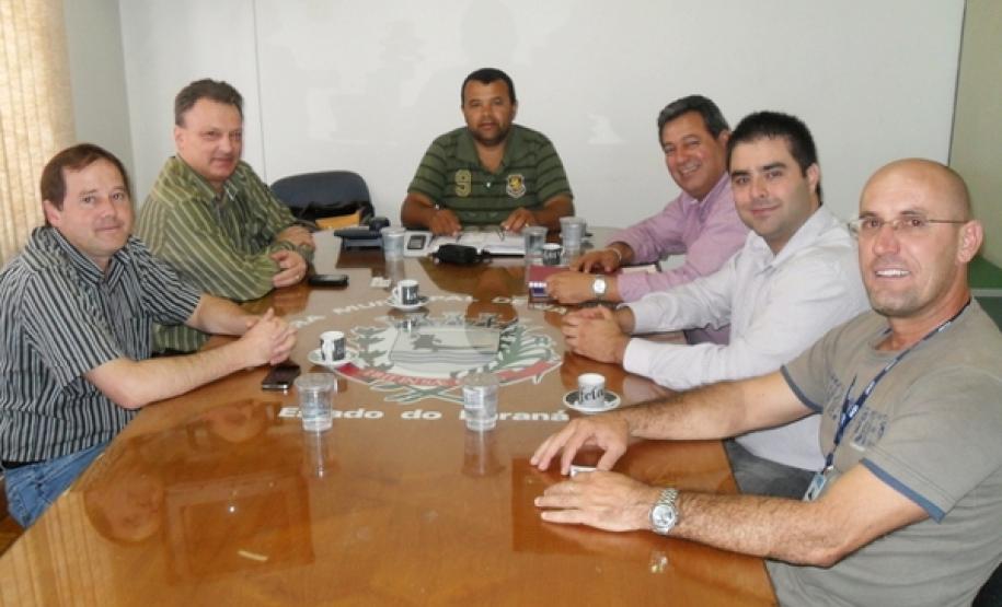 Os veradores Wanderley Amâncio de Moraes (Wandinho) e Edilson da Luz  receberam a equipe da Celepar na Câmara Municipal de Jacarezinho