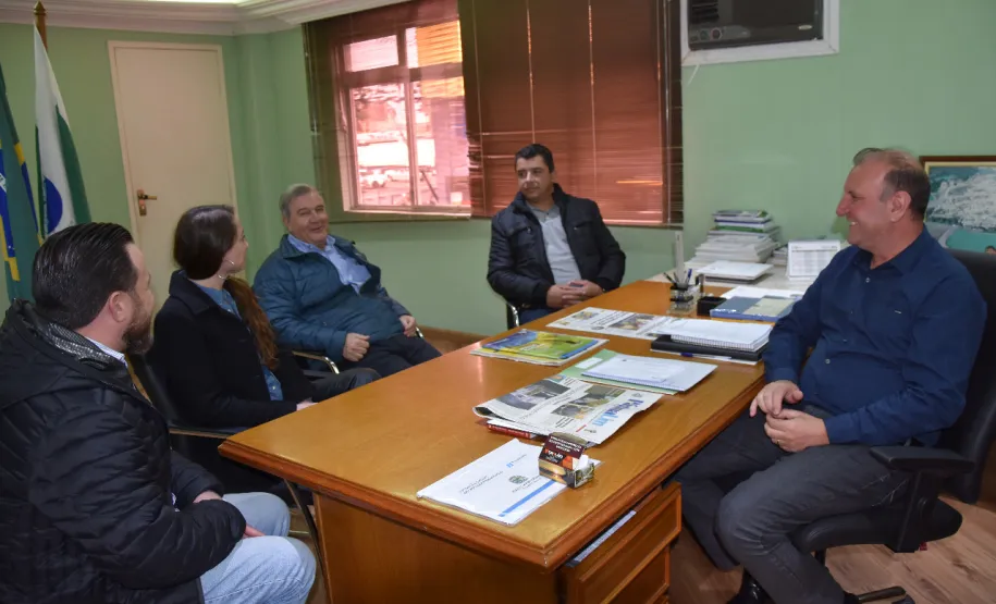 Carambeí assina contrato do Prefeitura 156
