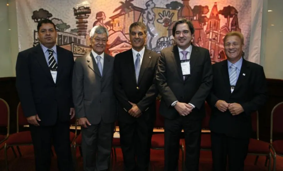 Evento nacional de informática pública discute modernização do Estado em Curitiba Da esquerda para a direita: Carlson Aquistapasse, Cassio Taniguchi, José Richa Filho, Joaquim José Ferandes da Costa Jr e Jacson Carvalho Leite