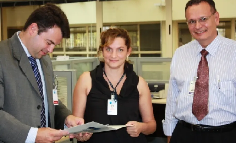 Celepar desenvolve novo site do Verão Paraná para plataformas móveis A gerente da Celepar, Christianne Steil, entre o secretário Marcelo Cattani e o diretor de tecnologia da informação da Celepar, Danilo Scalet. A área coordenada por ela responde pelo desenvolvimetno dos portais do governo do Estado