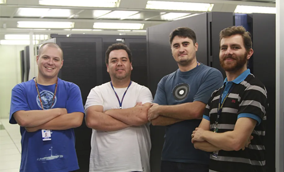Equipe da Celepar conclui com êxito a operação 2015 de retorno de horário de verão Luiz Renato Coelho Martins, João Paulo Rebelo Borges, Éder Taffarel Chagas e Carlos Eduardo Amaro