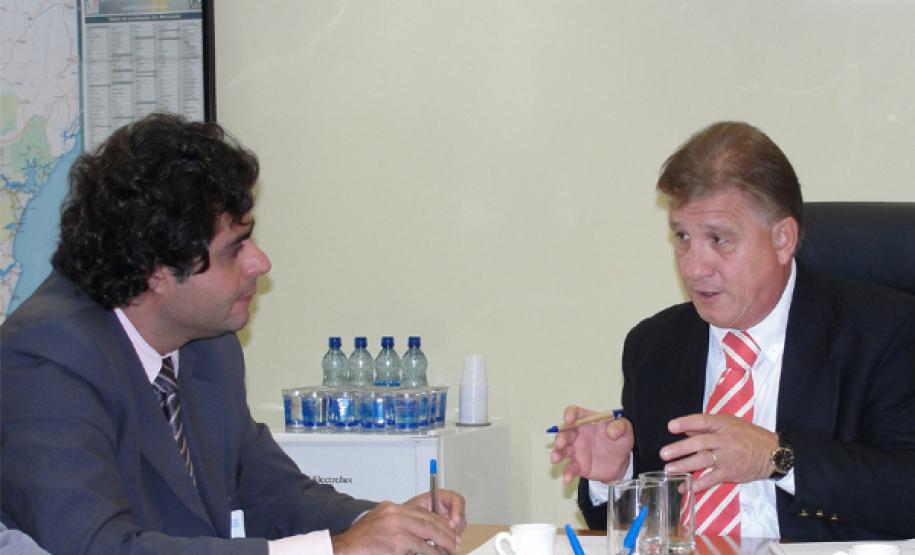 O secretário adjunto de Segurança Pública, João Batista Santos Júnior e o presidente Jacson Carvalho Leite avaliam a continuidade da parceria entre a Celepar e o governo de Sergipe