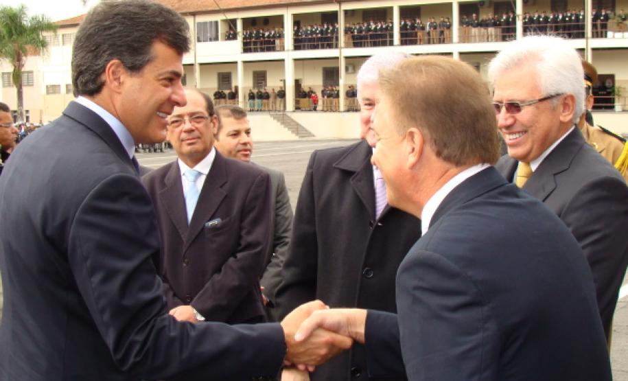 O Governador do Paraná, Beto Richa cumprimenta o diretor presidente da Celepar, Jacson Carvaho Leite na cerimônia no quartel do Comando Geral, em Curitiba - Data: 16/05/2011