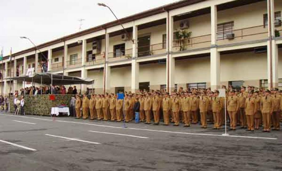 Polícia Militar do Paraná homenageia autoridades no Dia do Patrono, na cerimônia no quartel do Comando Geral, em Curitiba - Data: 16/05/2011