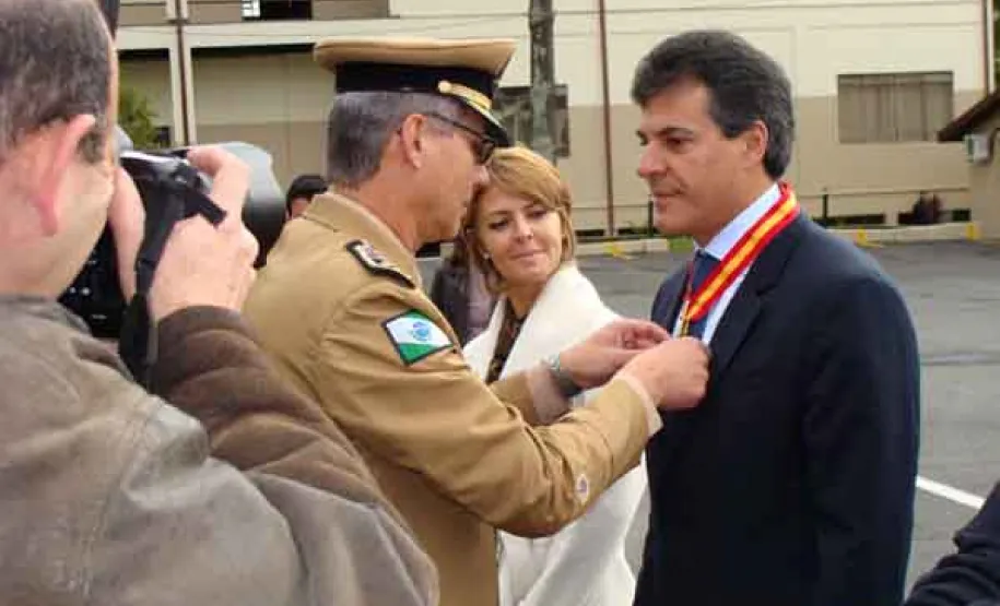Polícia Militar do Paraná homenageia autoridades no Dia do Patrono O Governador do Paraná, Beto Richa e a Secretaria da Família e Desenvolvimento Social, Fernanda Bernardi Vieira Richa, recebe a medalha cel. Joaquim Antonio Moraes Sarmento, na cerimônia no quartel do Comando Geral, em Curitiba - Data: 16/05/2011
