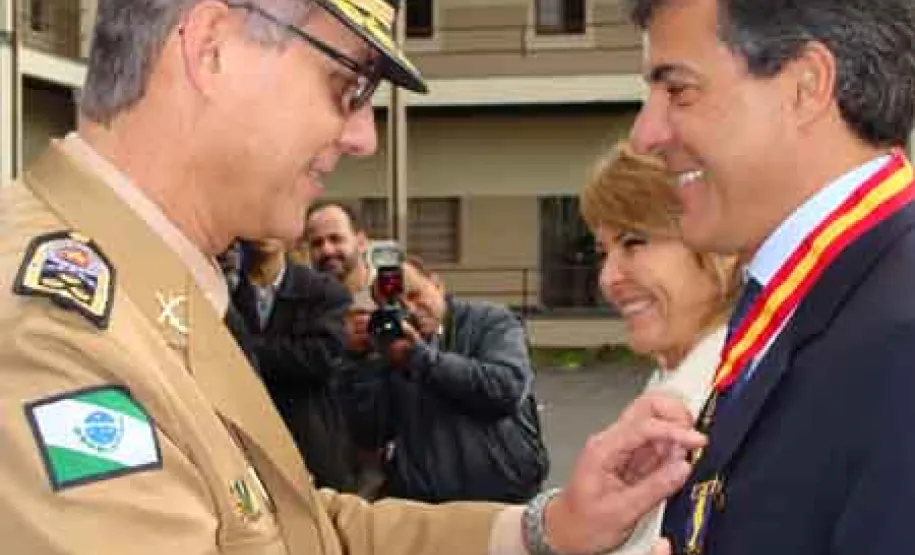 Polícia Militar do Paraná homenageia autoridades no Dia do Patrono O Governador do Paraná, Beto Richa e a Secretaria da Família e Desenvolvimento Social, Fernanda Bernardi Vieira Richa, recebe a medalha cel. Joaquim Antonio Moraes Sarmento, na cerimônia no quartel do Comando Geral, em Curitiba - Data: 16/05/2011