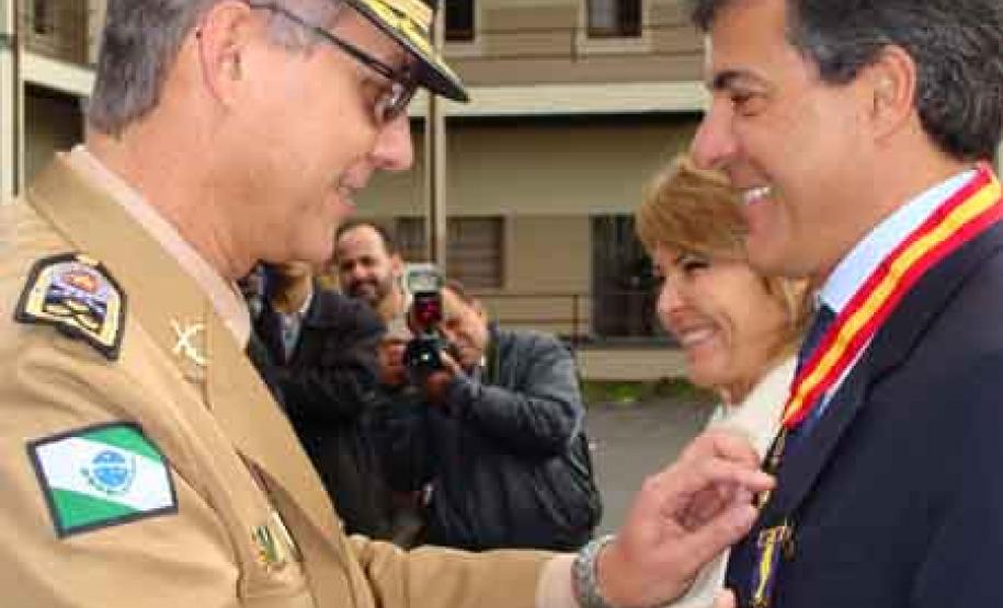 O Governador do Paraná, Beto Richa e a Secretaria da Família e Desenvolvimento Social, Fernanda Bernardi Vieira Richa, recebe a medalha cel. Joaquim Antonio Moraes Sarmento, na cerimônia no quartel do Comando Geral, em Curitiba - Data: 16/05/2011