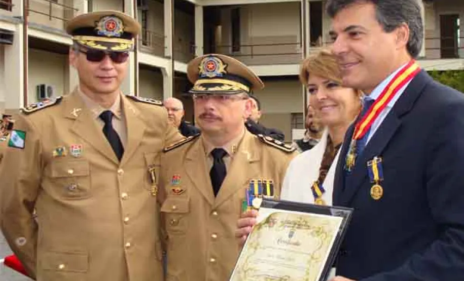 Polícia Militar do Paraná homenageia autoridades no Dia do Patrono O Governador do Paraná, Beto Richa e a Secretaria da Família e Desenvolvimento Social, Fernanda Bernardi Vieira Richa, recebe a medalha cel. Joaquim Antonio Moraes Sarmento, na cerimônia no quartel do Comando Geral, em Curitiba - Data: 16/05/2011