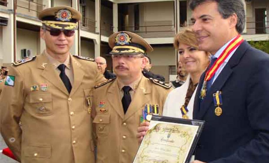O Governador do Paraná, Beto Richa e a Secretaria da Família e Desenvolvimento Social, Fernanda Bernardi Vieira Richa, recebe a medalha cel. Joaquim Antonio Moraes Sarmento, na cerimônia no quartel do Comando Geral, em Curitiba - Data: 16/05/2011