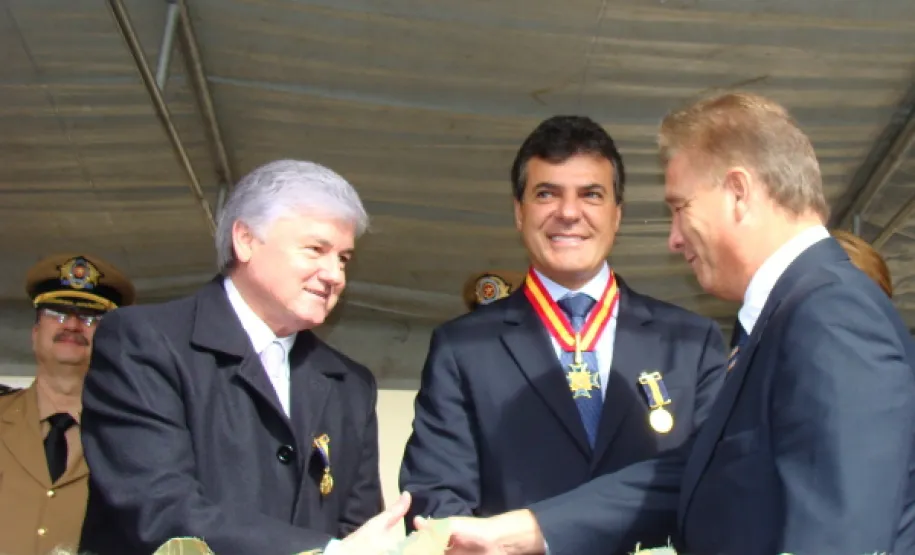 Polícia Militar do Paraná homenageia autoridades no Dia do Patrono Presidente da Assembléia Legislativa, Valdir Rossoni, governador Beto Richa e o presidente da Celepar, Jacson Carvalho Leite na cerimônia no quartel do Comando Geral, em Curitiba - Data: 16/05/2011
