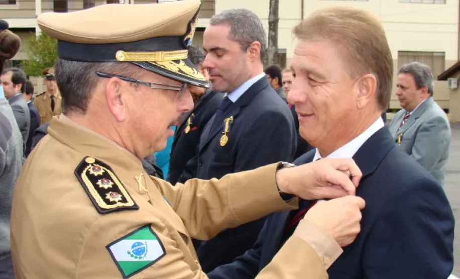 Polícia Militar do Paraná homenageia autoridades no Dia do Patrono O diretor presidente da Companhia de Informática do Paraná - Celepar, Jacson Carvalho Leite, recebe a Medalha Coronel Sarmento, em Curitiba - Data: 16/05/2011