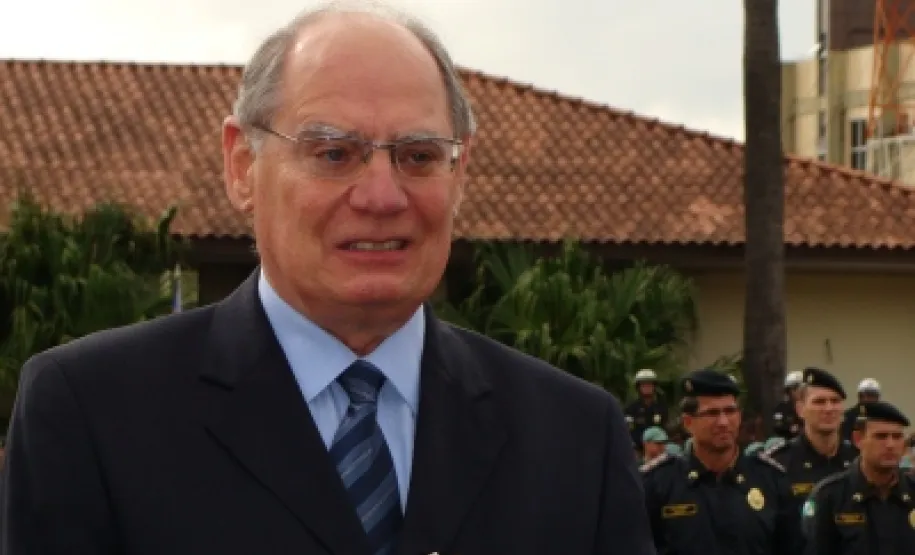 Polícia Militar do Paraná homenageia autoridades no Dia do Patrono O diretor administrativo-financeiro da Companhia de Informática do Paraná - Celepar, Lucio Alberto Hansel, recebe a Medalha Coronel Sarmento, em Curitiba - Data: 16/05/2011