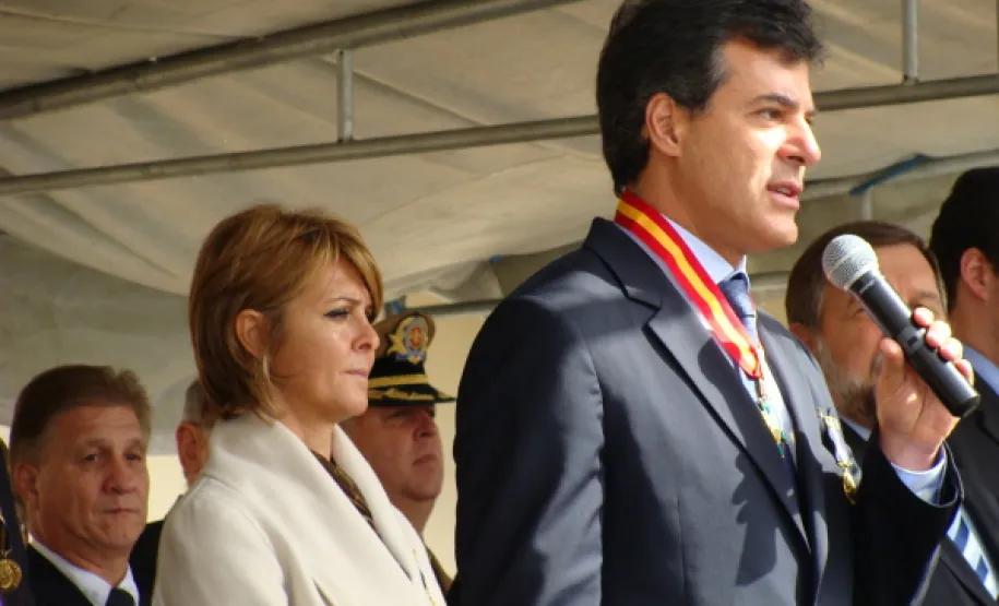 Polícia Militar do Paraná homenageia autoridades no Dia do Patrono O Governador do Paraná, Beto Richa, a secretária da Família e Desenvolvimento Social, Fernanda Richa e o presidente da Celepar, Jacson Carvalho Leite na cerimônia no quartel do Comando Geral, em Curitiba - Data: 16/05/2011