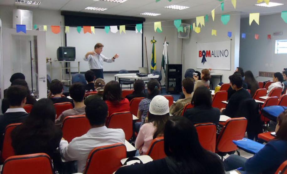O presidente Jacson Carvalho Leite relata sua experiência profissional aos estudantes matriculados no Programa Bom Aluno. O Workshop foi realizado na Rua Manoel Ribas, 1800, Mercês