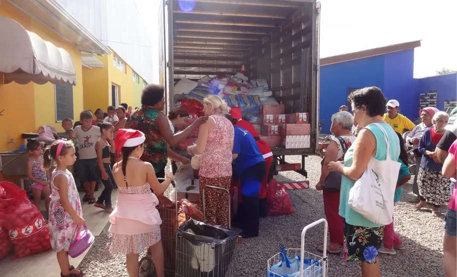 Celeparianos alegram o natal de crianças de Piraquara