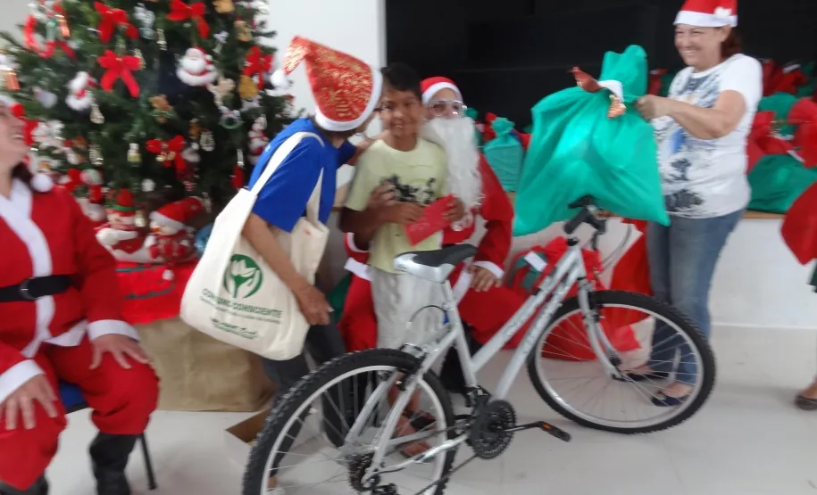 Celeparianos alegram o natal de crianças de Piraquara