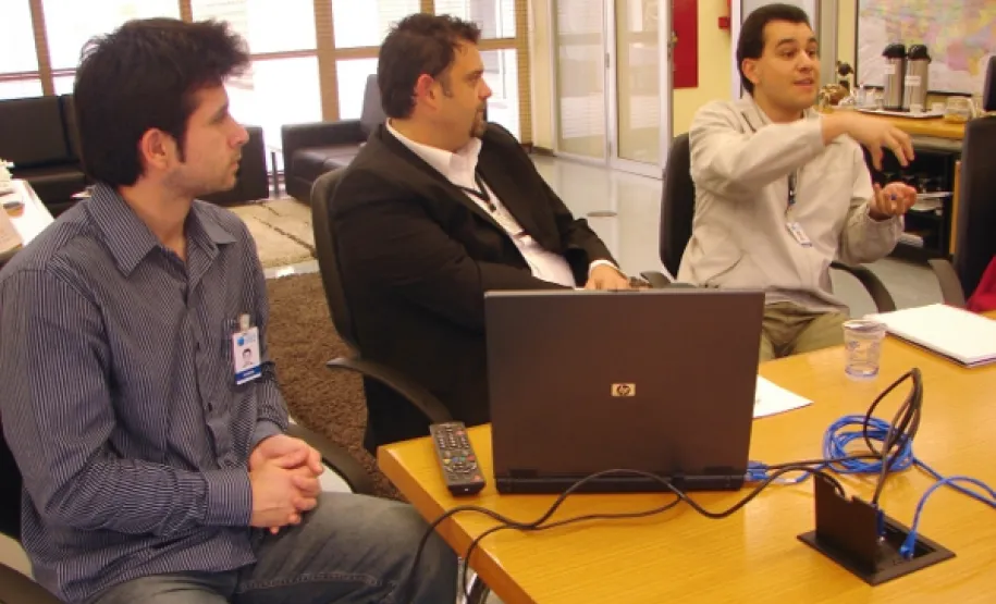 Empregados da Celepar mostraram o sistema para o secretário de Recursos Humanos de Belo Horizonte, Gleison Souza e a gerente de projetos especiais da Secretaria de Recursos Humanos, Daniele Alvarenga