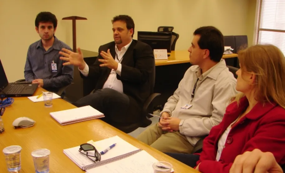 Empregados da Celepar mostraram o sistema para o secretário de Recursos Humanos de Belo Horizonte, Gleison Souza e a gerente de projetos especiais da Secretaria de Recursos Humanos, Daniele Alvarenga