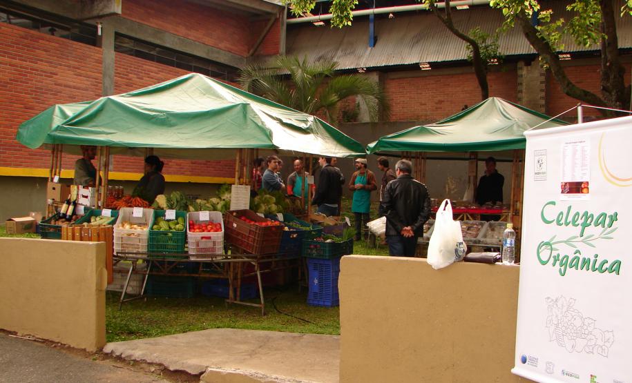 Visando que seus empregados tenham uma alimentação saudável, e consequentemente, uma melhor qualidade de vida, a Celepar apoia a feira de produtos orgânicos na Funcel