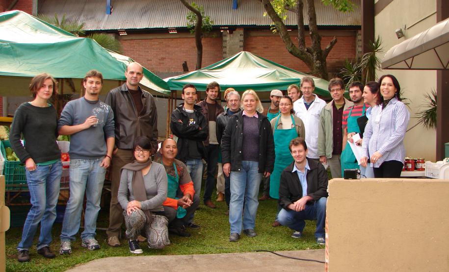 Na foto, os comerciantes, feirantes e produtores rurais que participam da feira