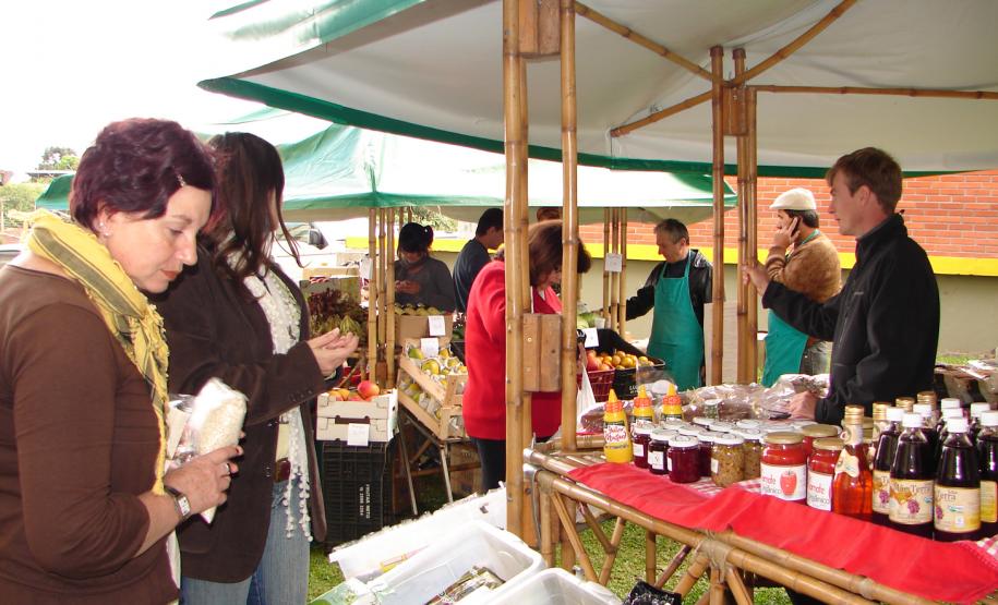 Pães, bolos, biscoitos, cereais, geleias, conservas, vinagres e sucos são os alimentos que compõem a banca de Gabriel Konzen