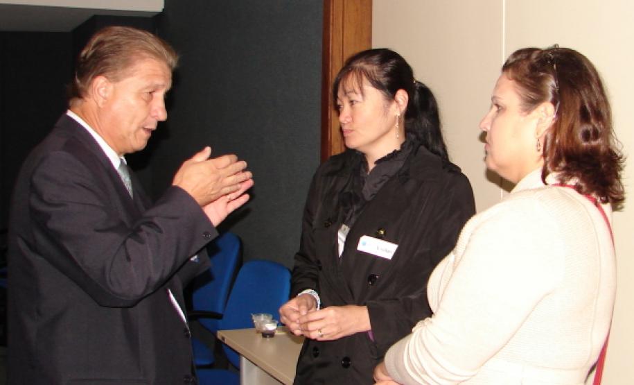 Jacson Leite reforça o compromisso do governo Beto Richa com soluções modernas de TI, na conversa com as auditoras Cristine Yoshimi Tomita e Ana Glaucia Piegas Eick chefe do setor de atendimento ao cidadão da SEFA - Data: 13/05/2011