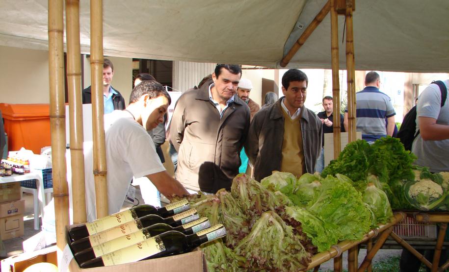 O primeiro dia de mercado foi realizado hoje (21) e a partir de agora, todas as sextas-feiras, das 8h às 13h, serão vendidos produtos como frutas, verduras, pães, cereais e laticínios