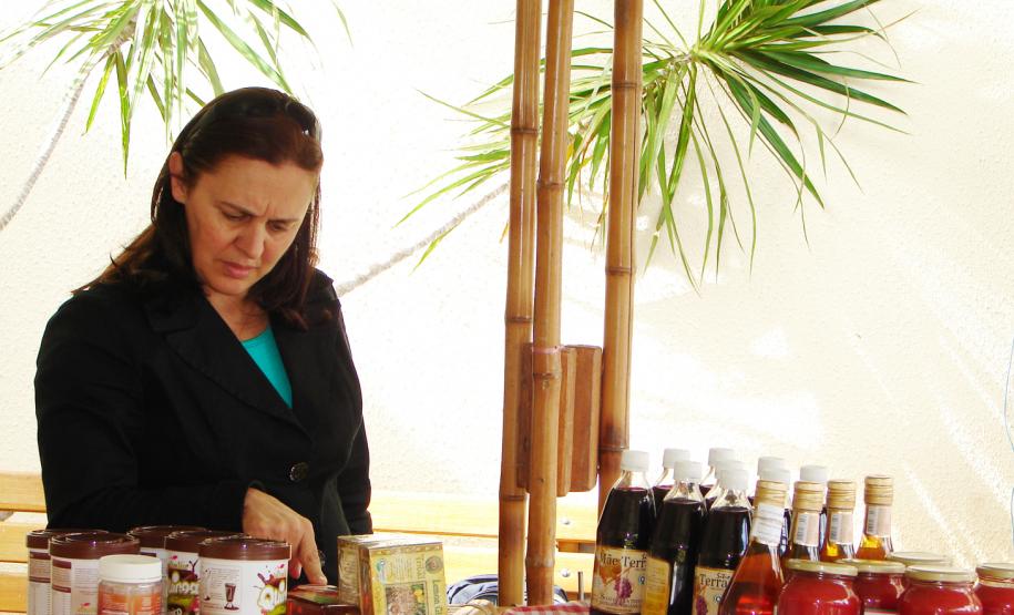 Pães, bolos, biscoitos, cereais, geleias, conservas, vinagres e sucos são os alimentos que compõem a banca de Gabriel Konzen